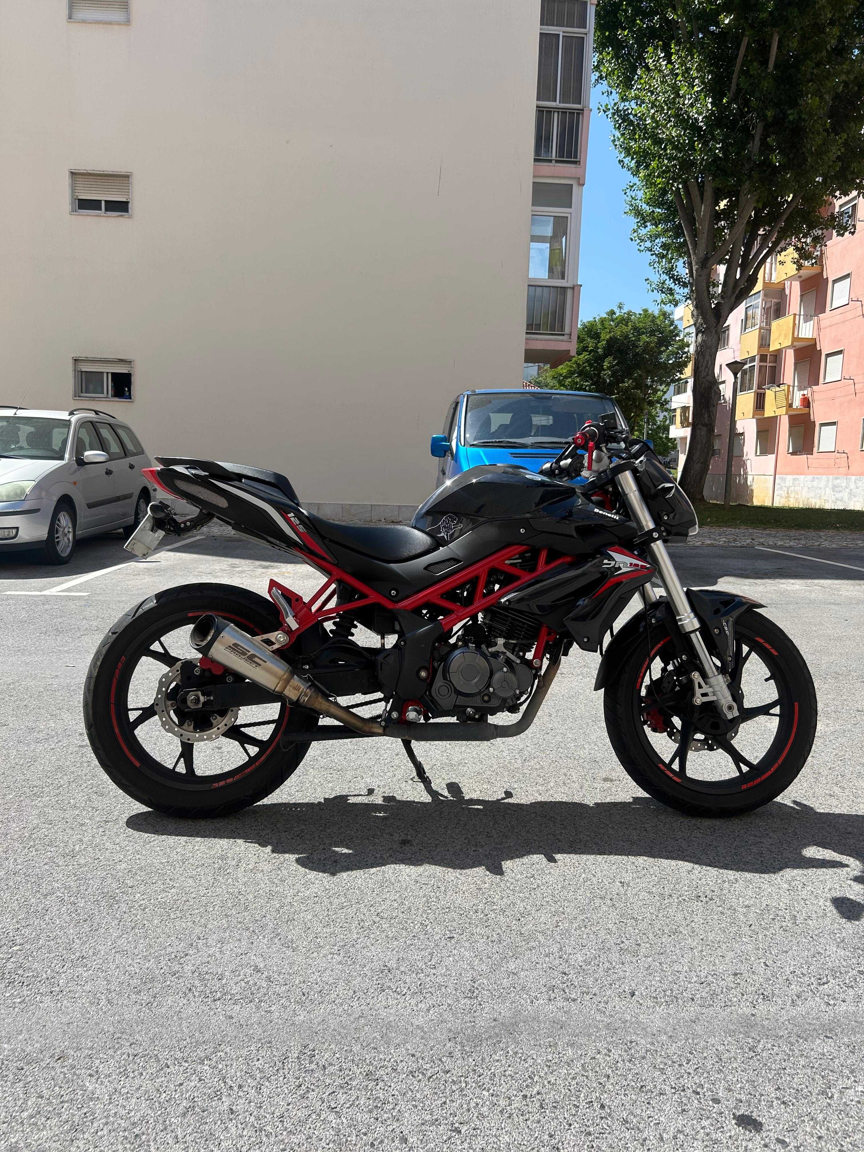 Benelli Bn 125 com extras
