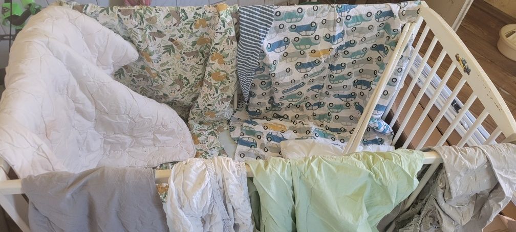 Łóżeczko z materacem kołderka poduszka i pościelą ikea