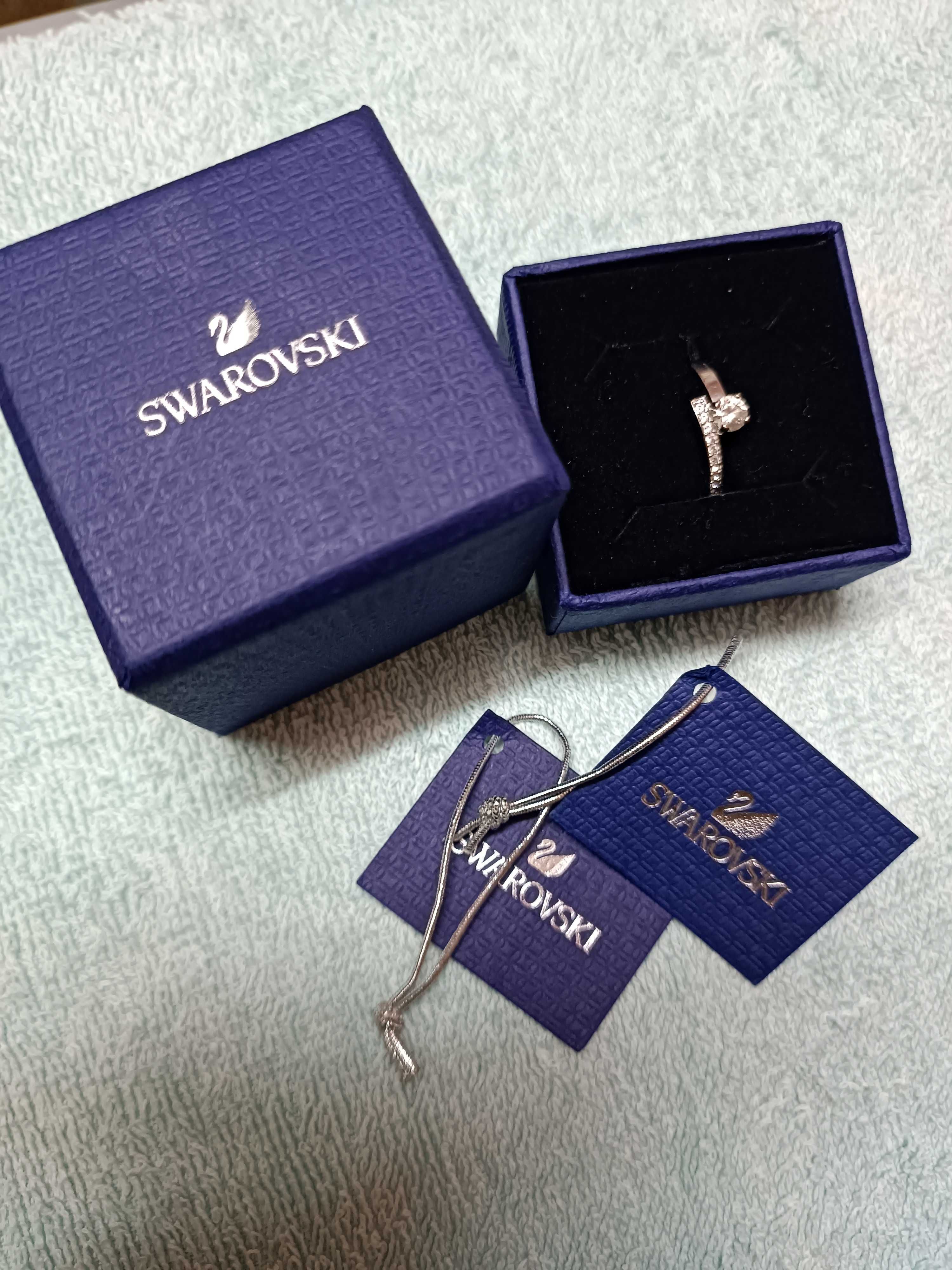 Anel Swarovski prata como novo