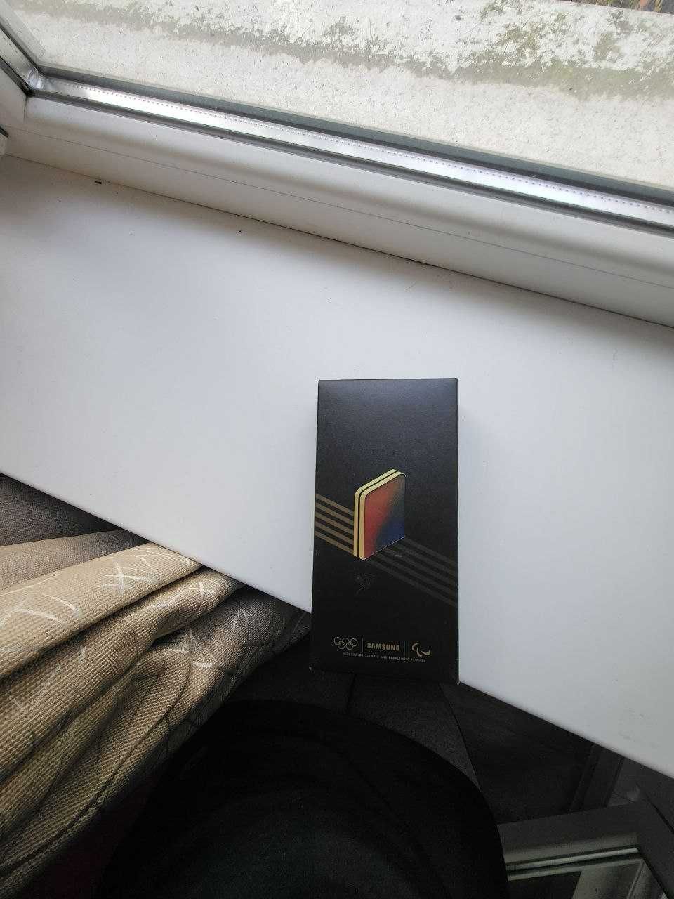 Samsung z flip 6 не распаковывался, с олимпийской символикой!