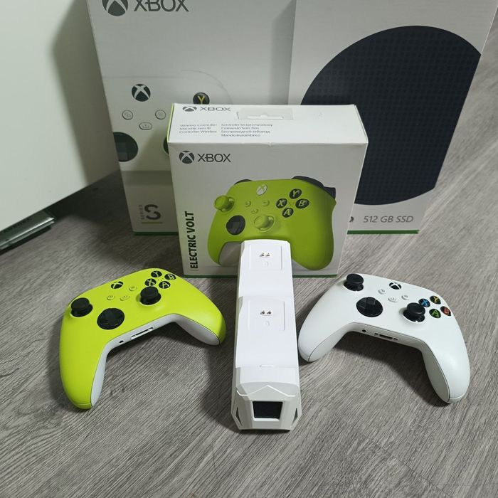 Xbox Series S 512 gb + геймпад + зарядна станція і акумулятори.