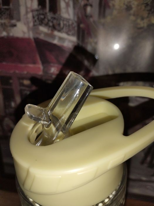 Пляшка для води з дизайном персонажа Sanrio на ім'я Pompompurin.