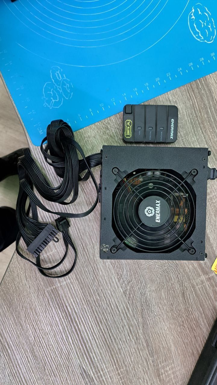 Блок живлення 
Enermax ERB700AWT