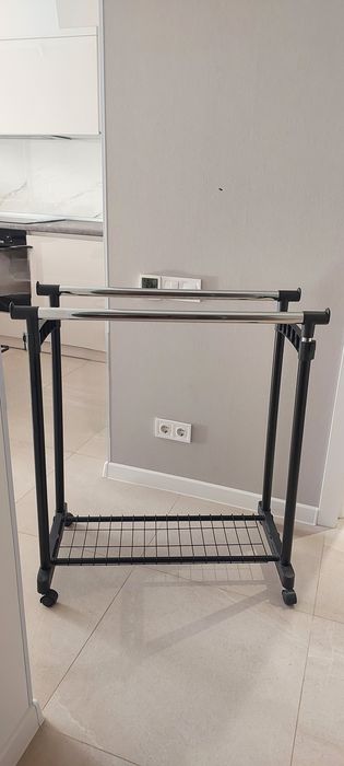 Вішалка / стійка / рейка для одягу