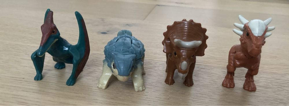 Kolekcja figurki dinozaurów w jajkach Park Jurajski 4 komplety