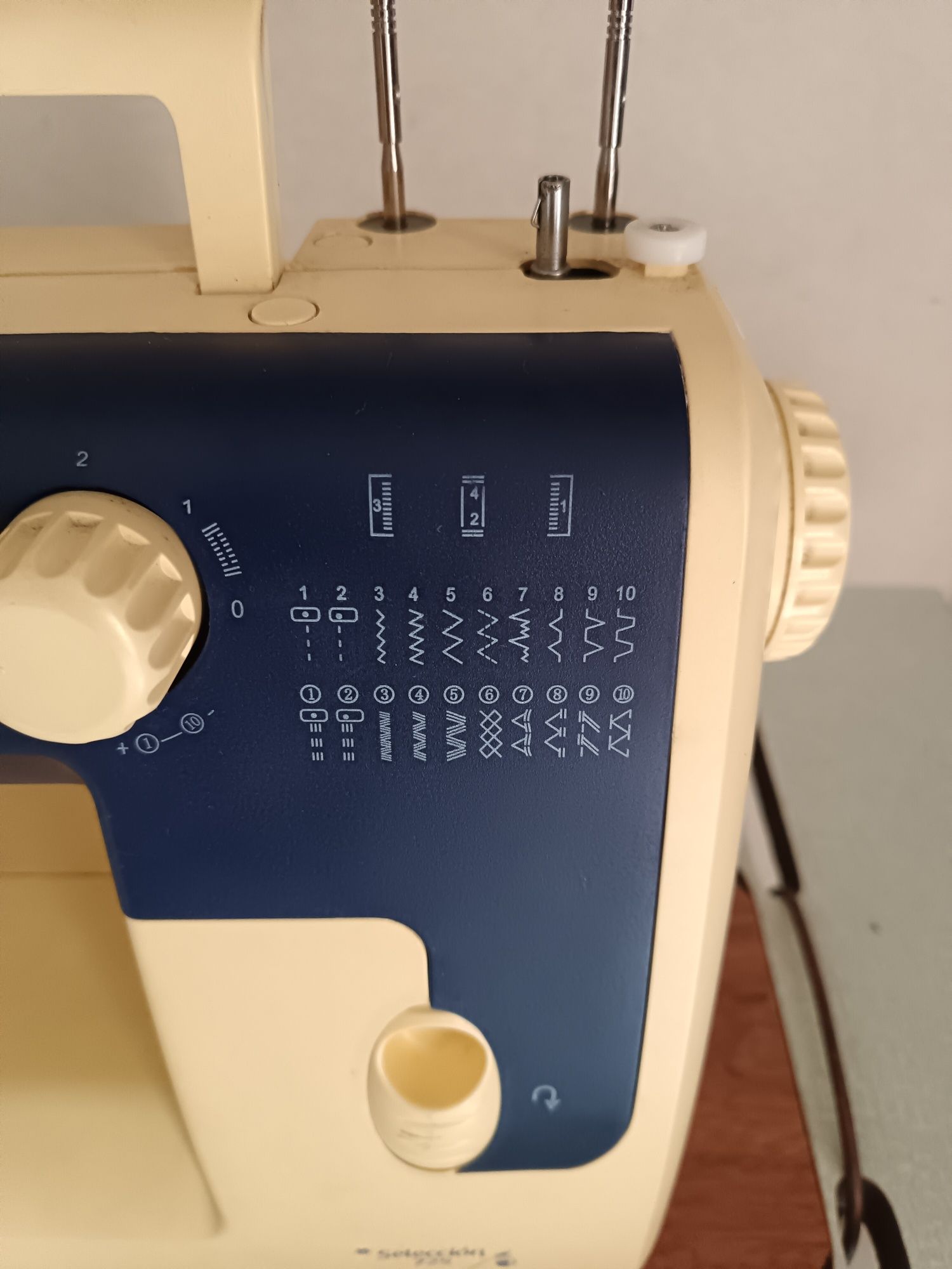 Máquina costura com móvel