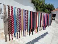 50. Gravatas várias cores, com 2 cabides