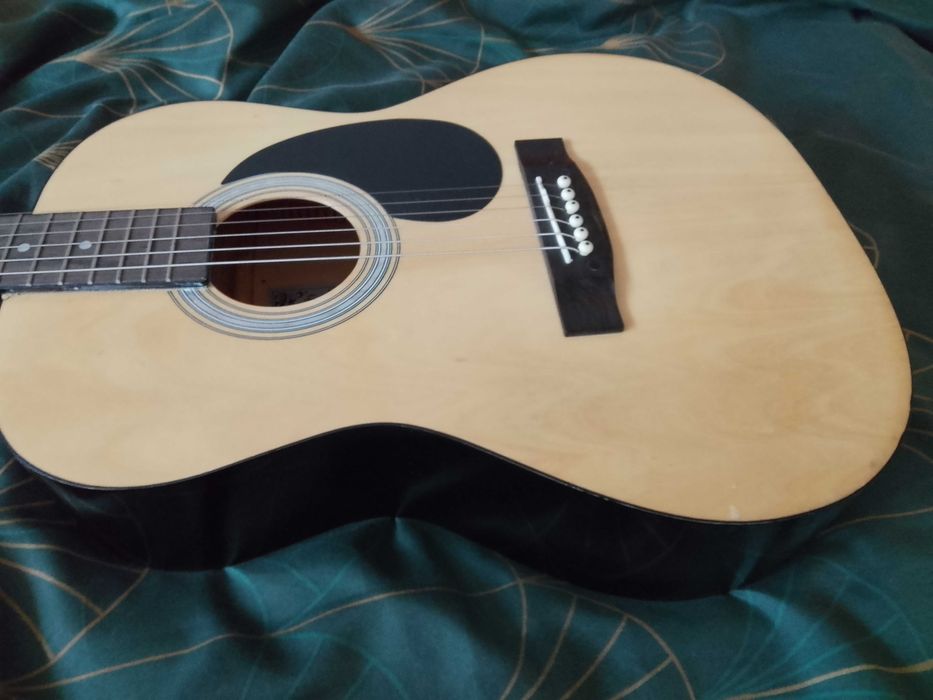 Gitara akustyczna z pokrowcem