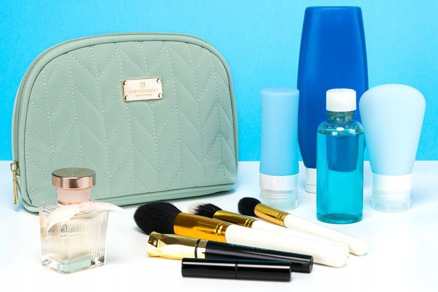 praktyczna kosmetyczka damska w kolorze zielonym pokryta jodełkowym