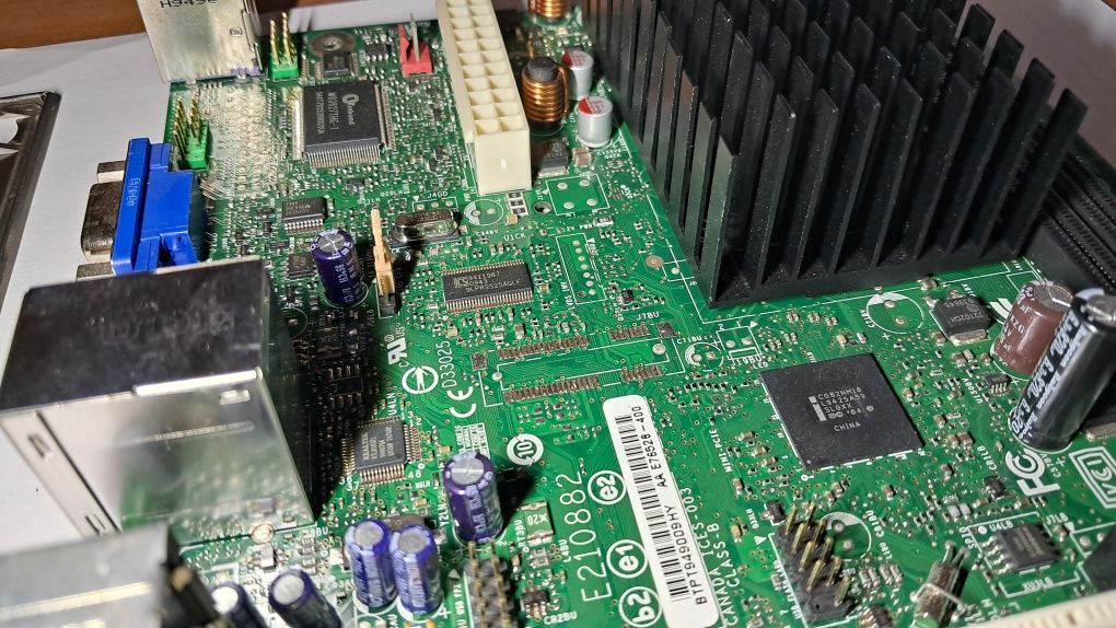Материнська плата Intel
