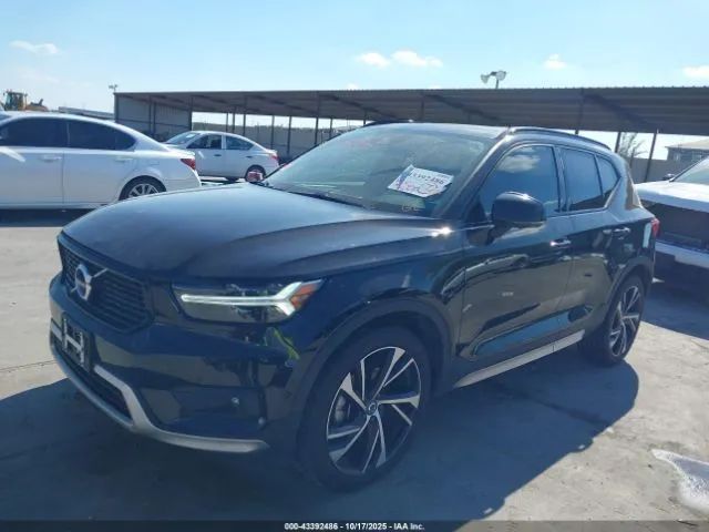 Volvo XC 40 2.0 turbo benzyna 190KM 4X4 wersja R-DESIGN od ubezpieczyciela!!!