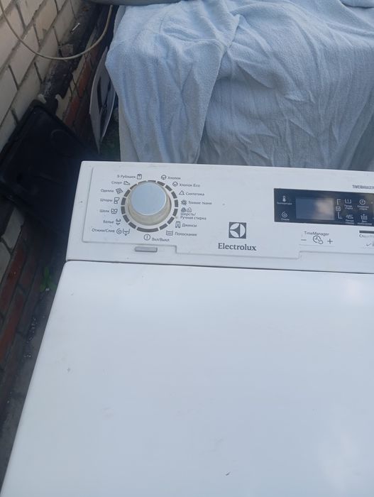 Продам стиральную машину Electrolux  вертикальной загрузкой на 6 кг
