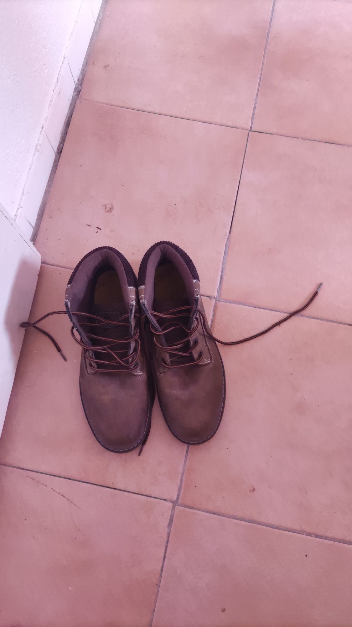 Botas castanhas 44 homem