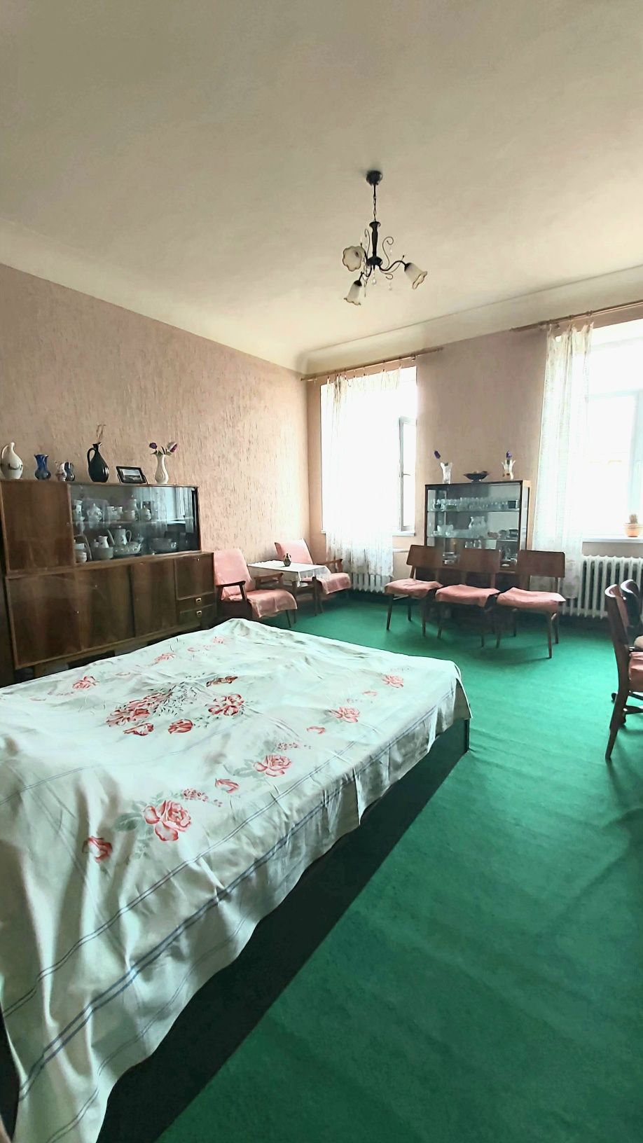 Продам  2 комнатную , недалеко от метро