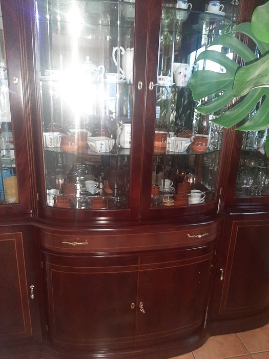 Cristaleira em madeira de qualidade