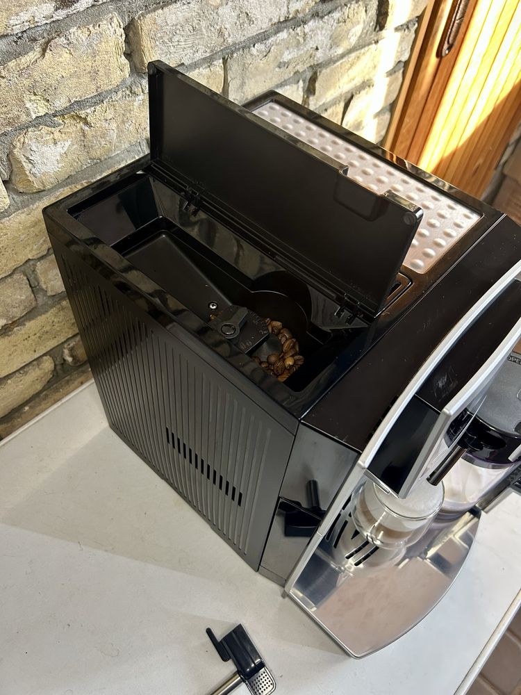 Delonghi Perfecta Cappuccino Graphic Touch ESAM5600 Кофемашина