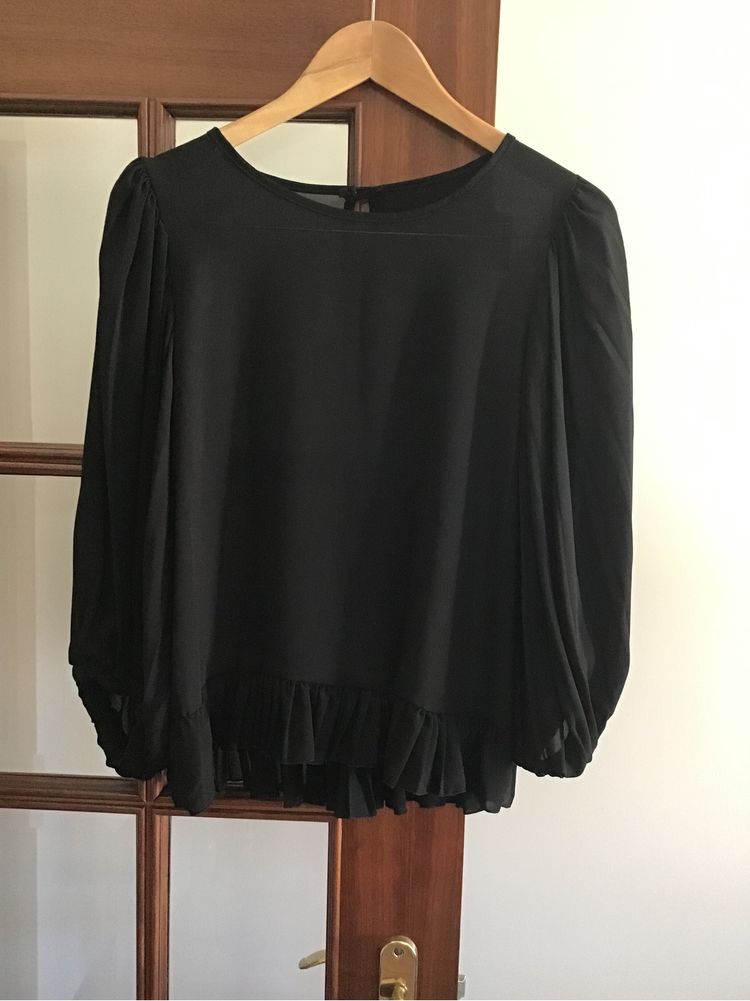 Blusa preta com mangas balão