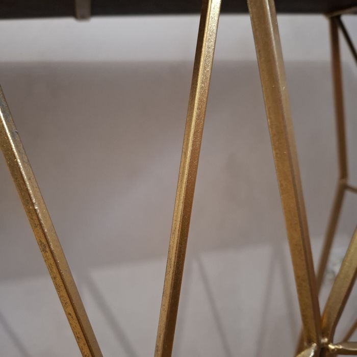 Złota konsola metalowa