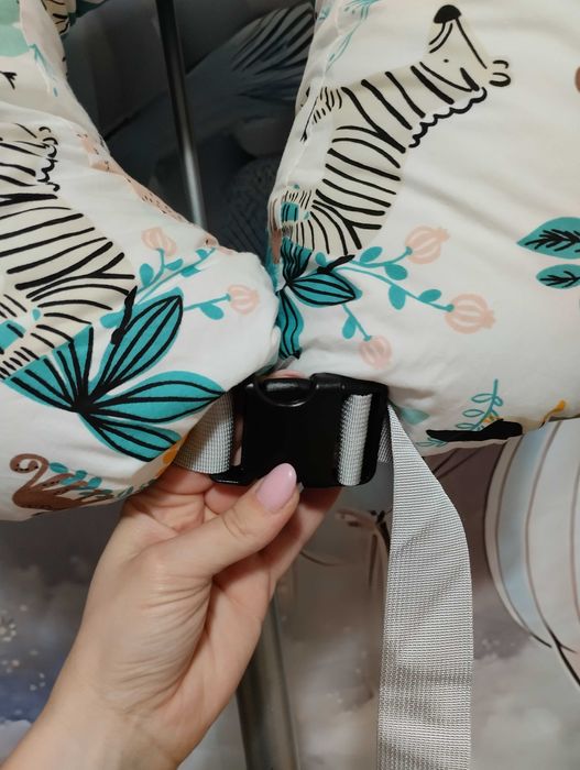 Momcozy Poduszka do karmienia z obramowaniem ergonomiczna z paskiem