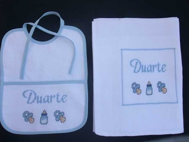 Conjunto de fralda + babete bordados à mão
