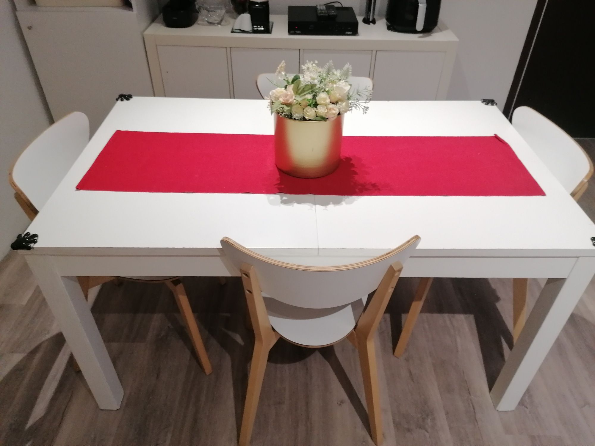 Mesa de refeição extensivel.