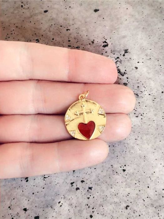 Wisiorek zawieszka krzyż czerwone serce kolor złoty