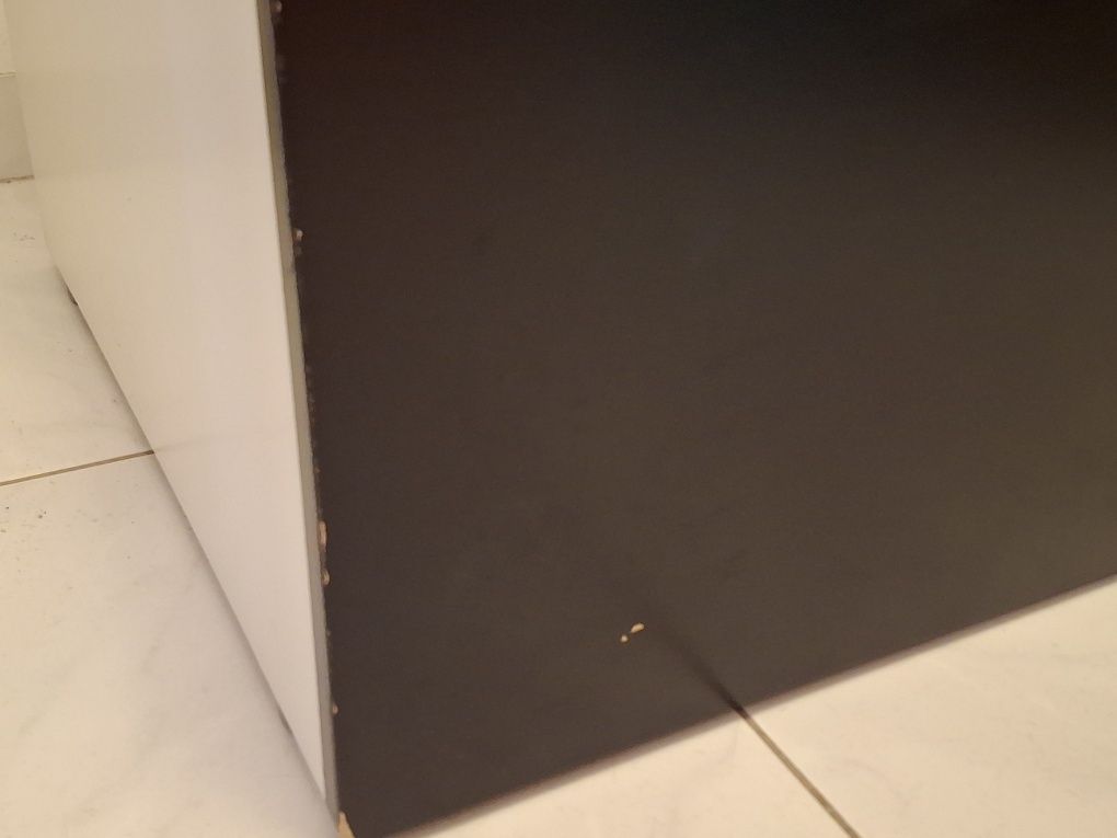 Baú de arrumação IKEA, em branco e porta em preto