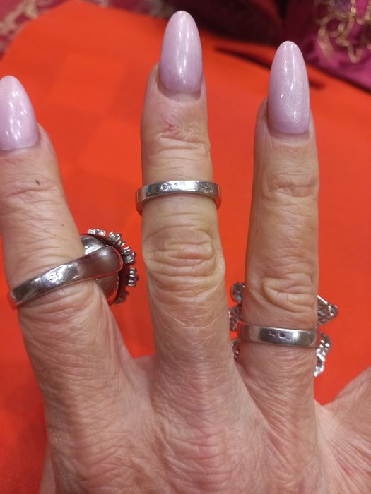 Oportunidade. Anéis em prata com contraste muito bonitos e diferentes.