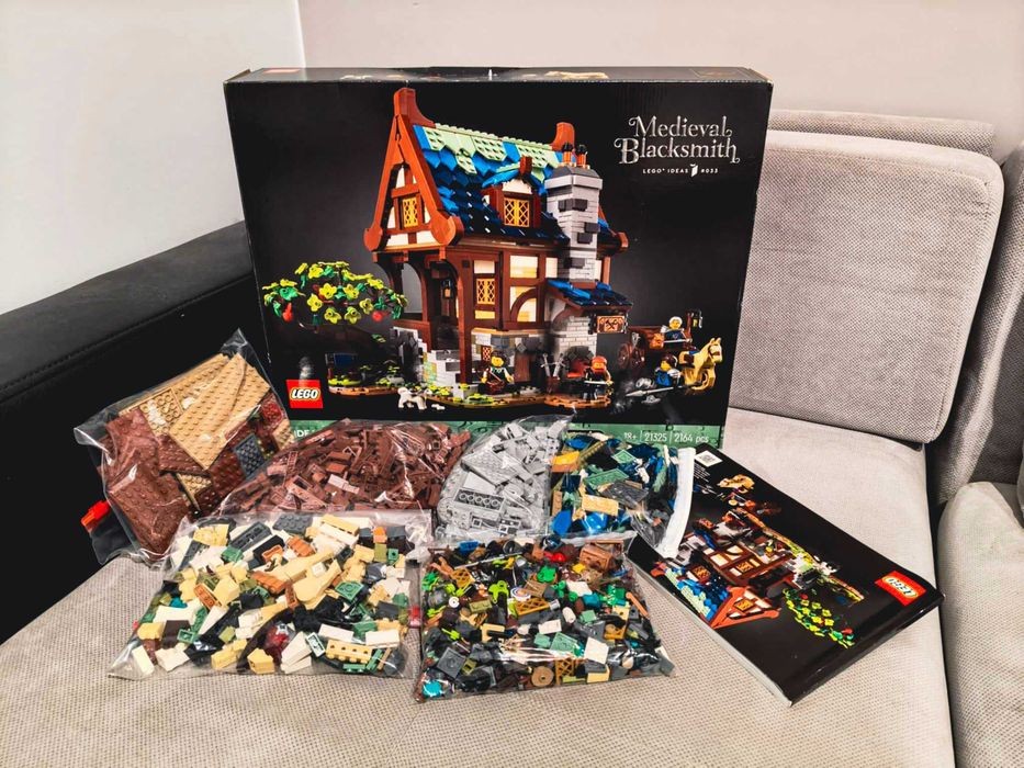 LEGO Ideas 21325 Średniowiecza Kuźnia - rozłożona