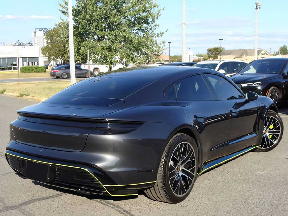 Porsche Taycan      2022