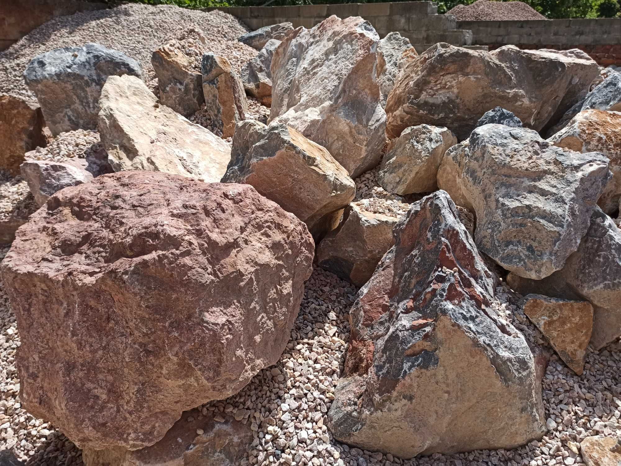 Głazy Kolorowe duże skały bryły kamień ozdobny grys