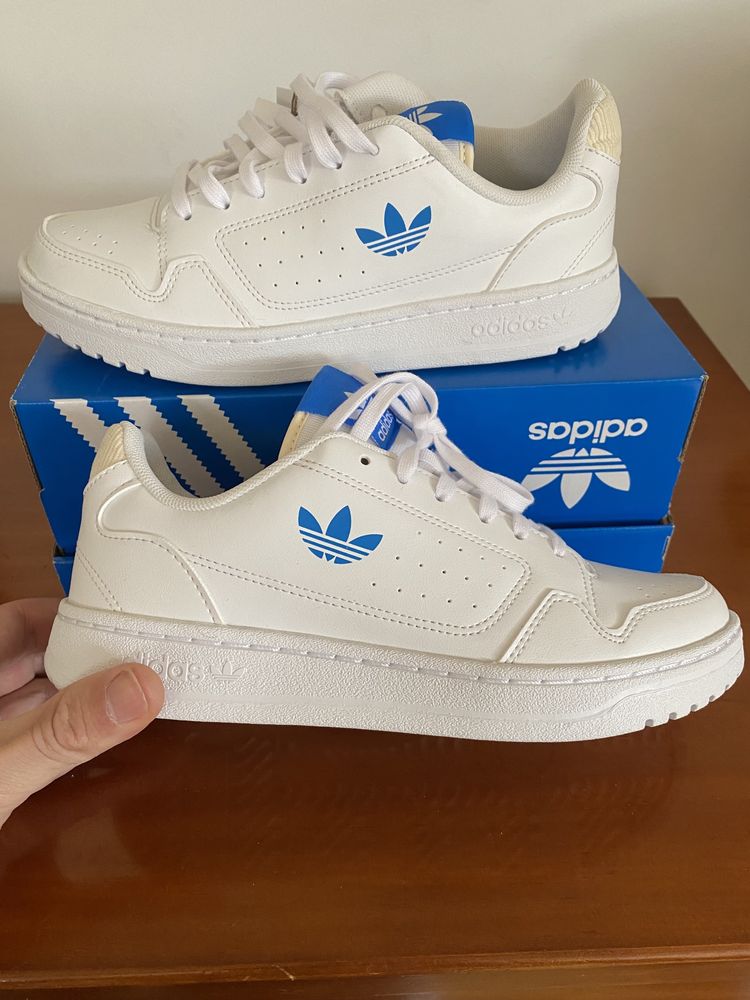 Tenis brancos simbolo azul adidas Novos