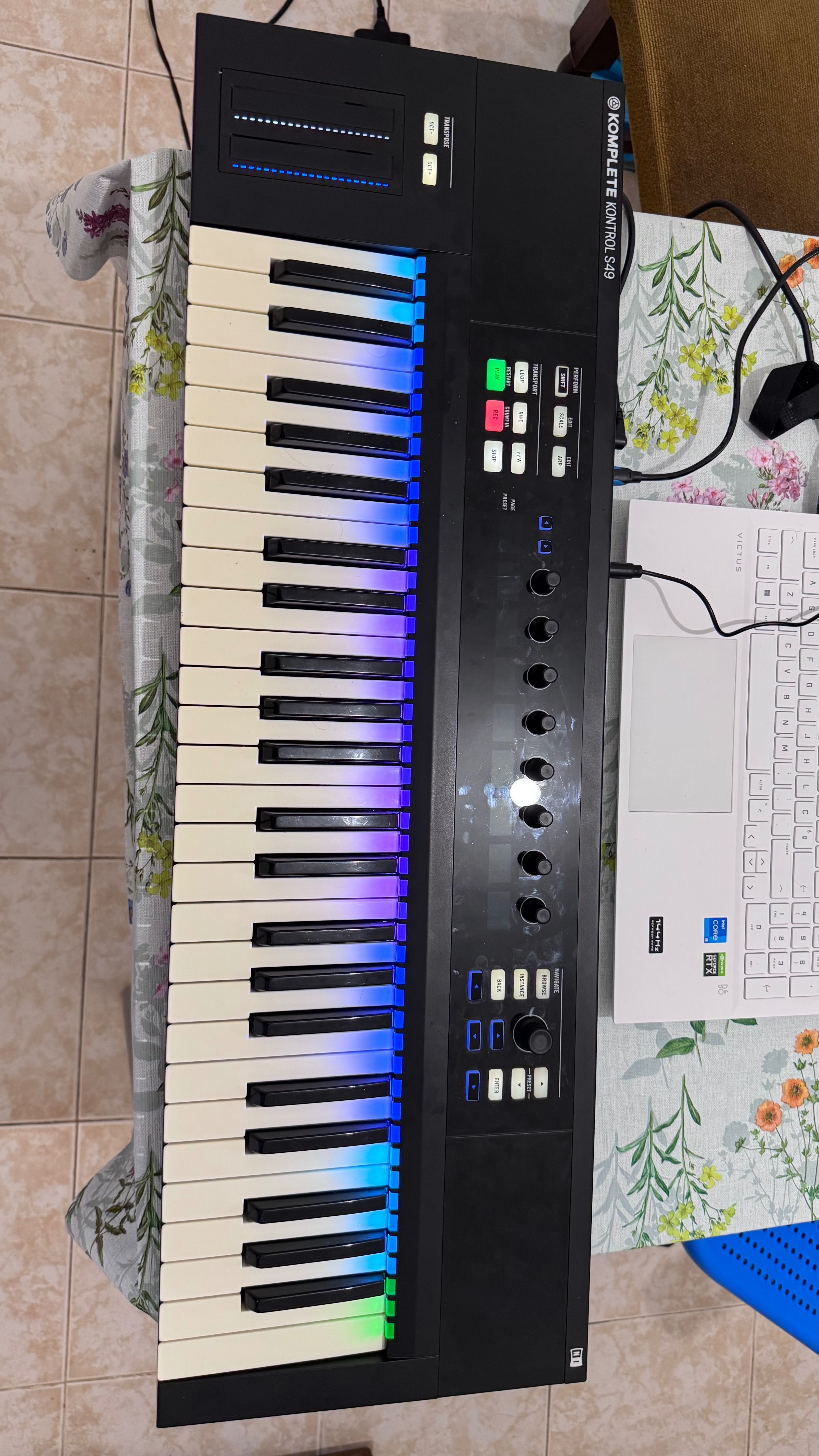 Komplete Kontrol S49 MK1 Teclas Fatar com Aftertouch +Bag +Acessórios