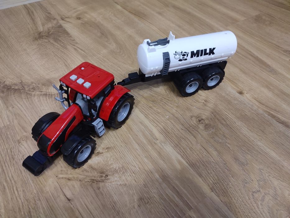 Zestaw traktora z napędem z cysterną na mleko
