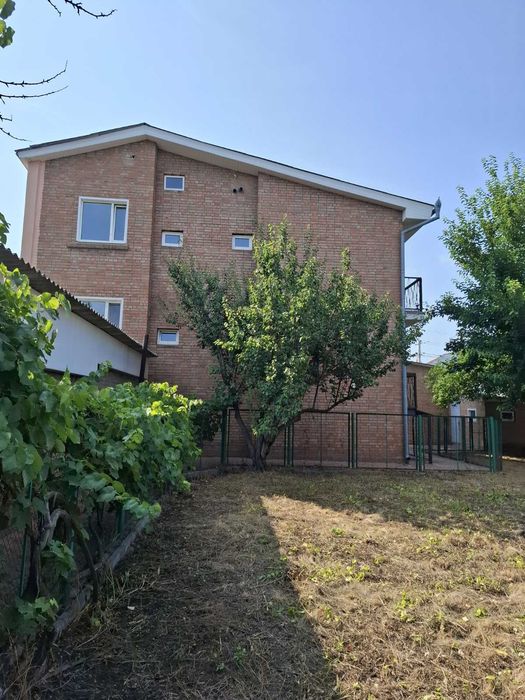 Здається в оренду будинок з сауною і гаражами