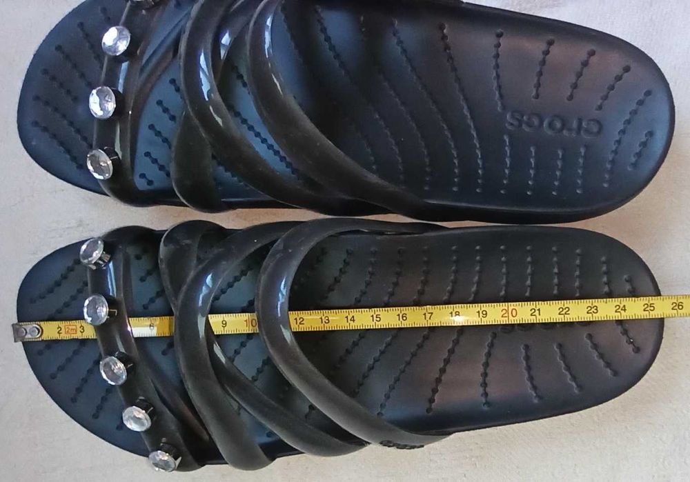 Продам шикарные Crocs шлепанцы W7 наш 37 оригинал