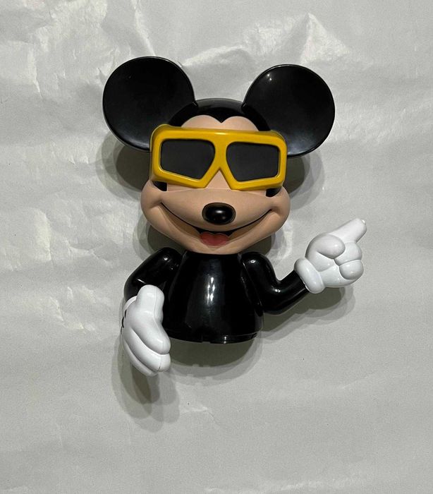 Boneco Mickey Mouse com Óculos de Sol
