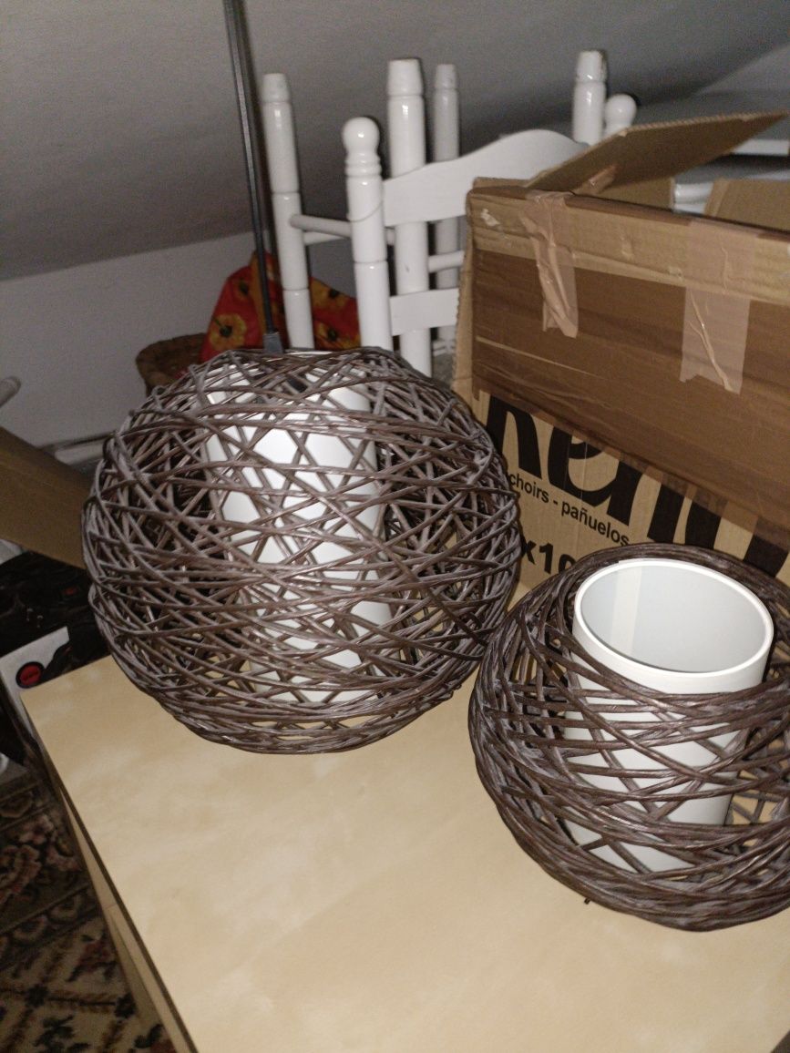 1 Candeeiro de tecto + 1 candeeiro de mesa cabeceira