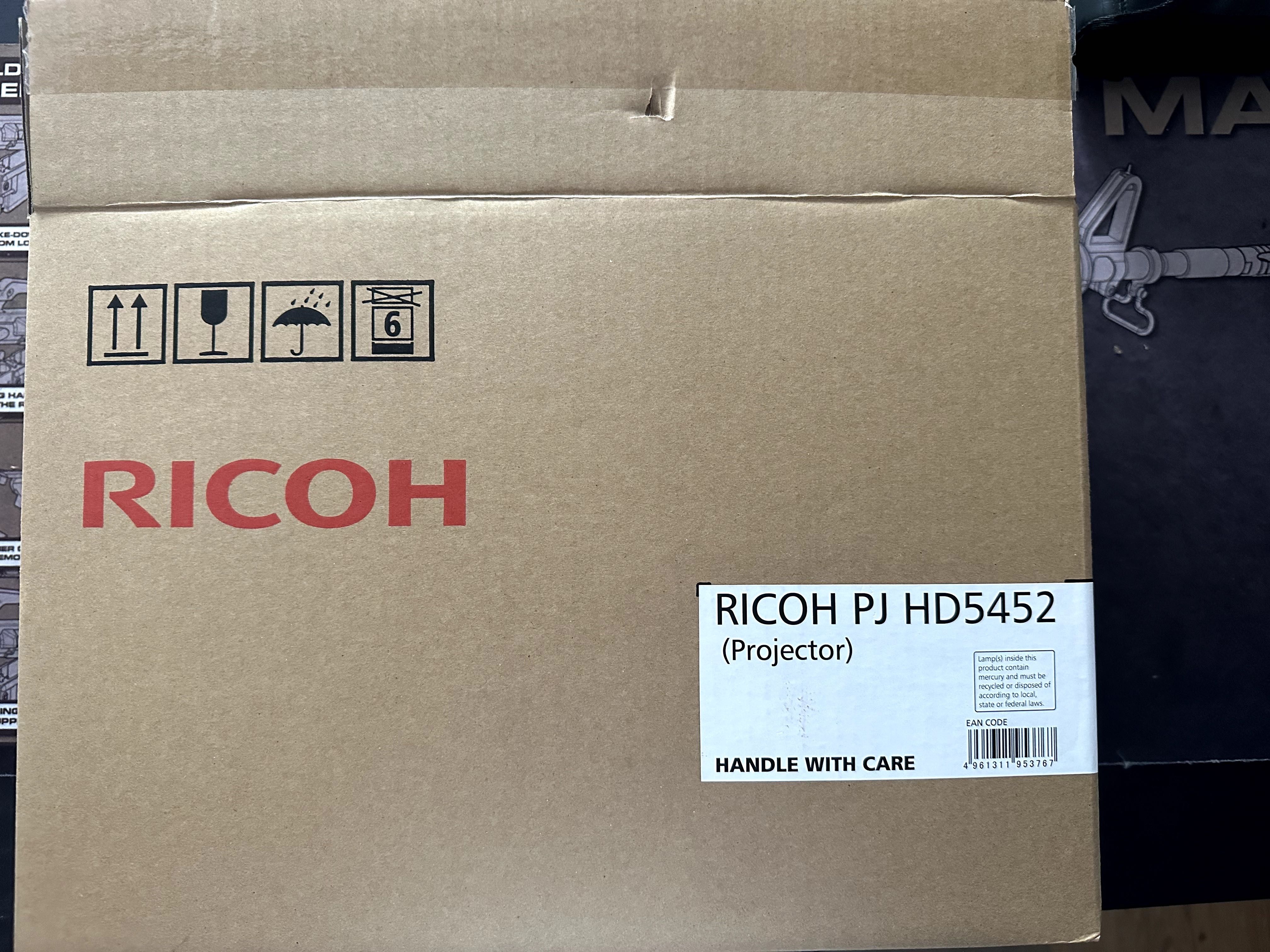 Projektor DLP Ricoh o rozdzielczości 1920 x 1080 + ekran Optika 110"