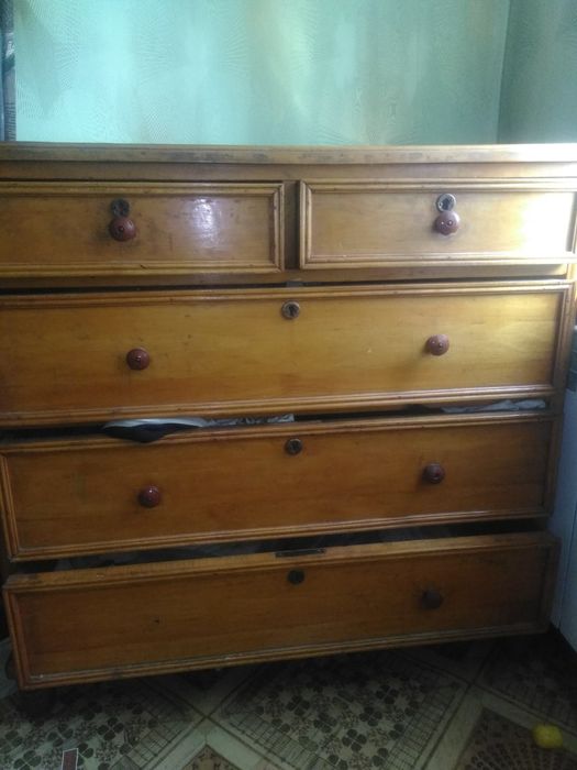 Продам  мягкую мебель и комод