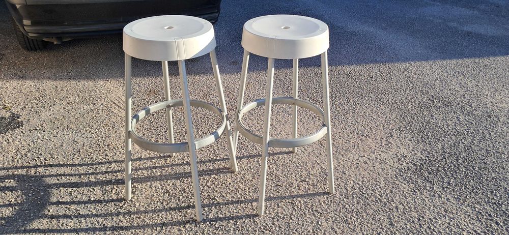 Mesas de esplana + mesa e bancos de bar.