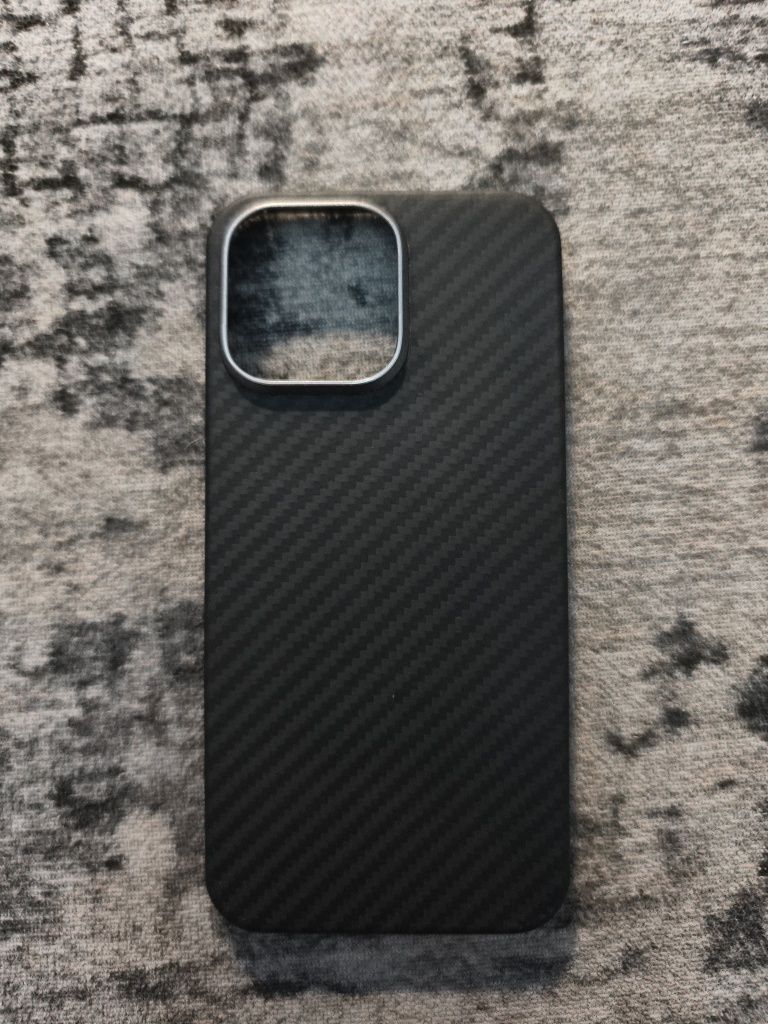 Карбоновый Чехол на iPhone 15 pro max