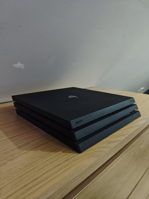 Konsola PlayStation 4 PRO 1TB, 11 Gier, 5 padów, stan idealny jak nowy
