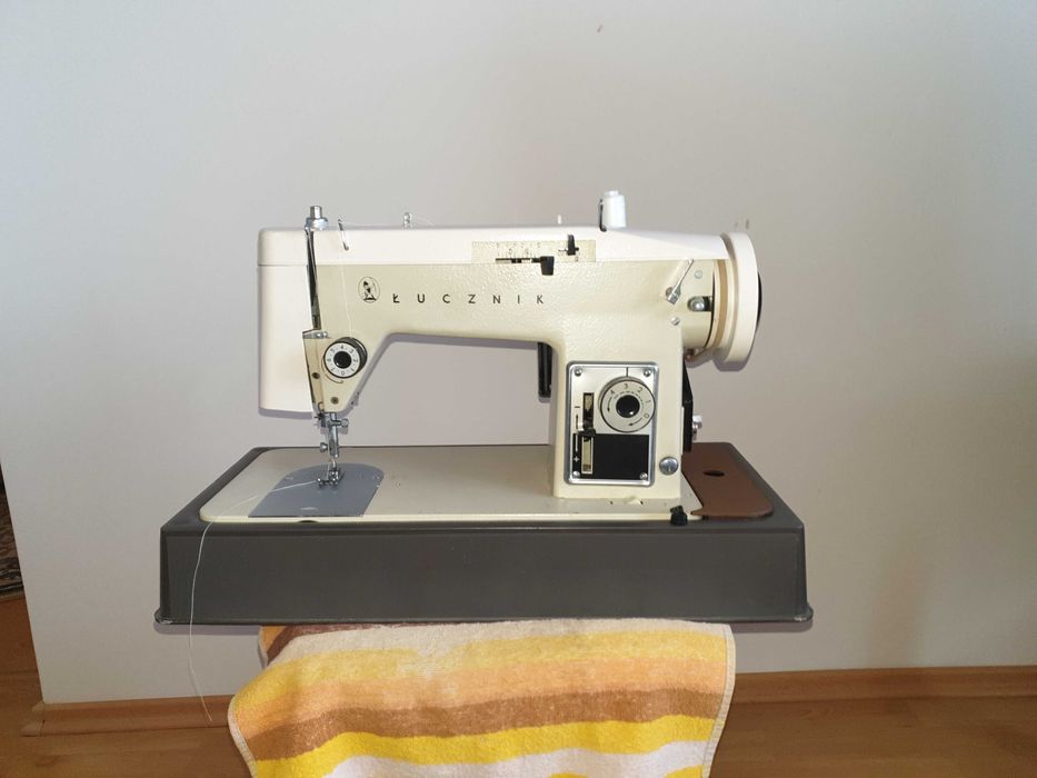 Maszyna do szycia Łucznik Tur-2 z walizką
