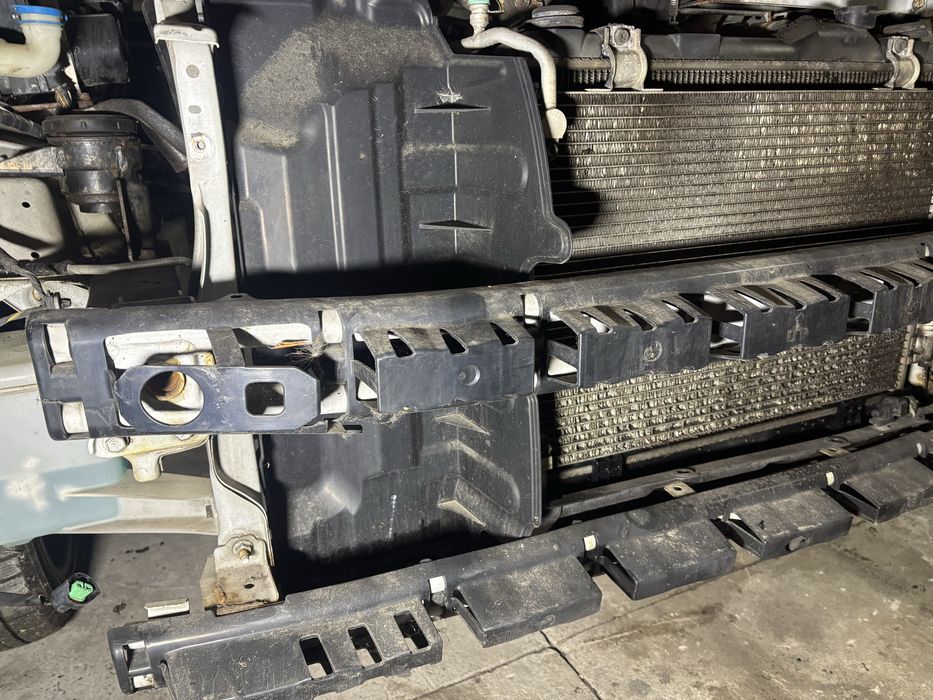 Pas przedni chłodnica Suzuki Swift Sport 1.6 IV MK6