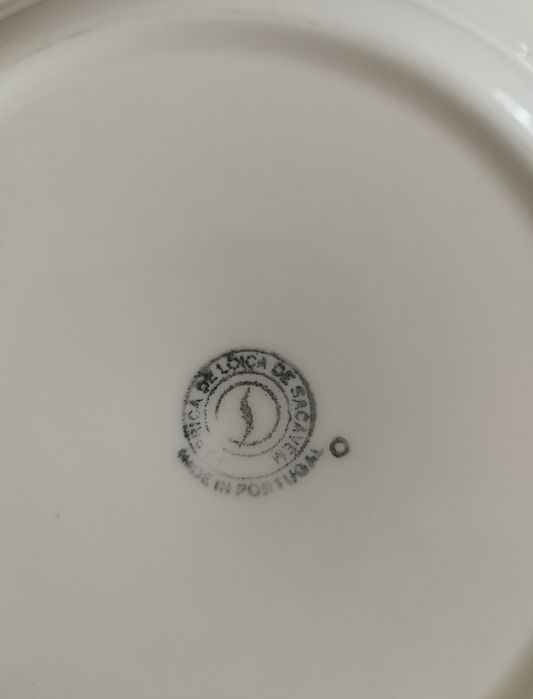 Pratos antigos (8) de porcelana da Fábrica de Loiça de Sacavém