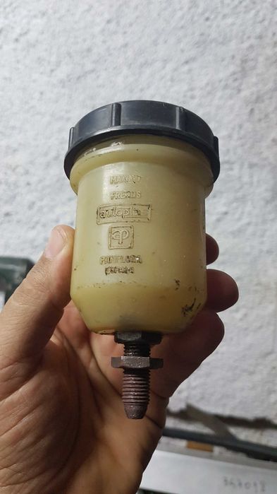 Land Rover Serie, Vaso de óleo de travões ou embraiagem