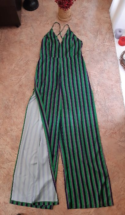 Комбинезон полоска, разрезы по бокам, открытая спина prettylittlething