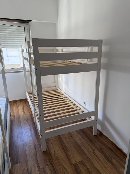 Beliche MYDAL IKEA com colchões