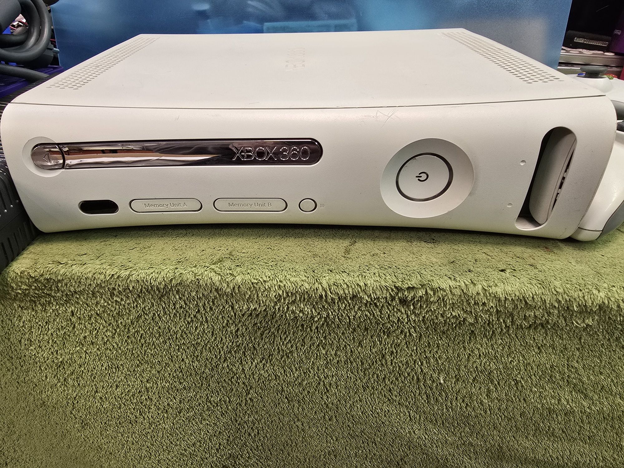 XBOX 360 konsola + 2 pady.